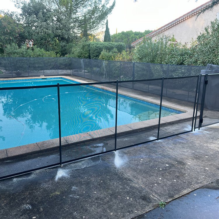 Pose de clôture de piscine © Le Castor des Pins